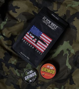 Hledáš kávu v klasické i netradiční podobě⁉️ Zrnková káva od @blackriflecoffee i kávové sáčky od @grindscz_kavove_sacky ,...