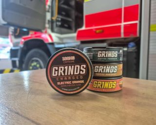 Kávové sáčky jsou ideálním zdrojem rychlé energie třeba pro borce od hasičů 🚒🧑🏻‍🚒✅☕️ Vejdou se do kapsy spíš, než kávovar...