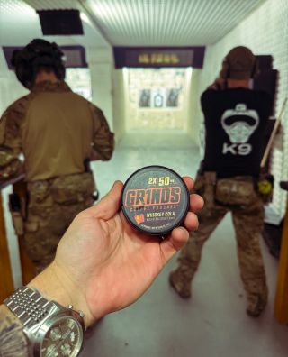 Kávové sáčky ☕️ s příchutí whiskey 🥃 a kola 🥤🤙🏻 I tyhle speciálky seženeš na 👉🏻 www.grinds.cz ✅ @grindscz_kavove_sacky...