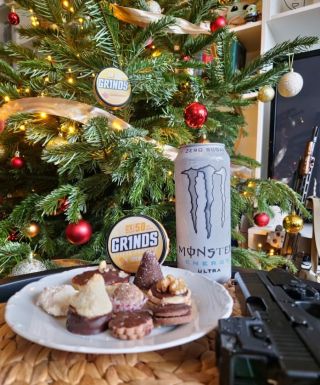 Vánoční dieta ve stylu 🎄☕️🤣 Credit: @bearded.civilian 🤝🏻 #vanoce #stromecek #kafe #kava #grindscz