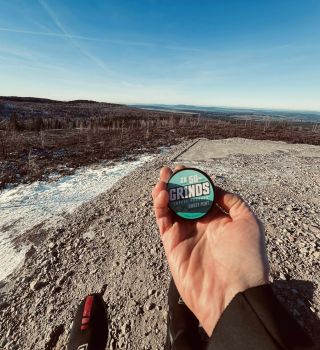 Žádné flákání na gauči, šup ven a makat 🚴‍♂️ Ten salát a řízky se sami nespálí 🤣💪🏻 A na cestu, samozřejmě kafe do kapsy...